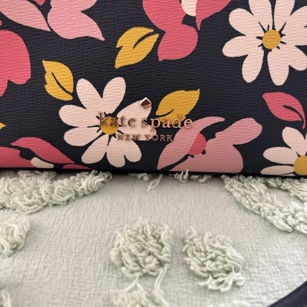 Darling Kate Spade Black Floral Darcy Crossbody Bag - Like New! - Picture 2 of 4